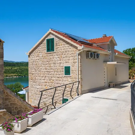 Semesterbostad Escape On By Interhome Vrlika