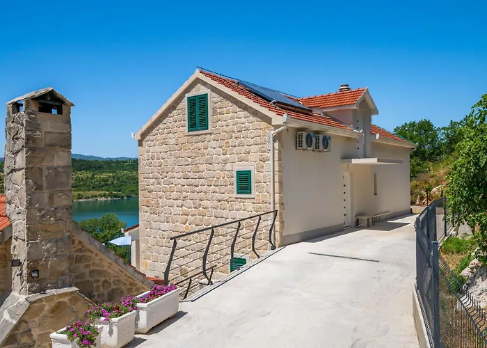 Semesterbostad Escape On By Interhome Vrlika